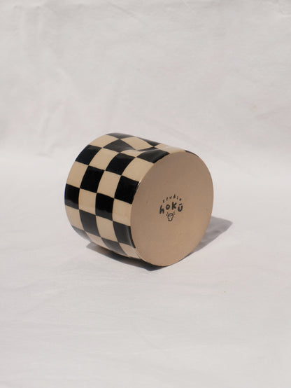 Checkered pinch cup
