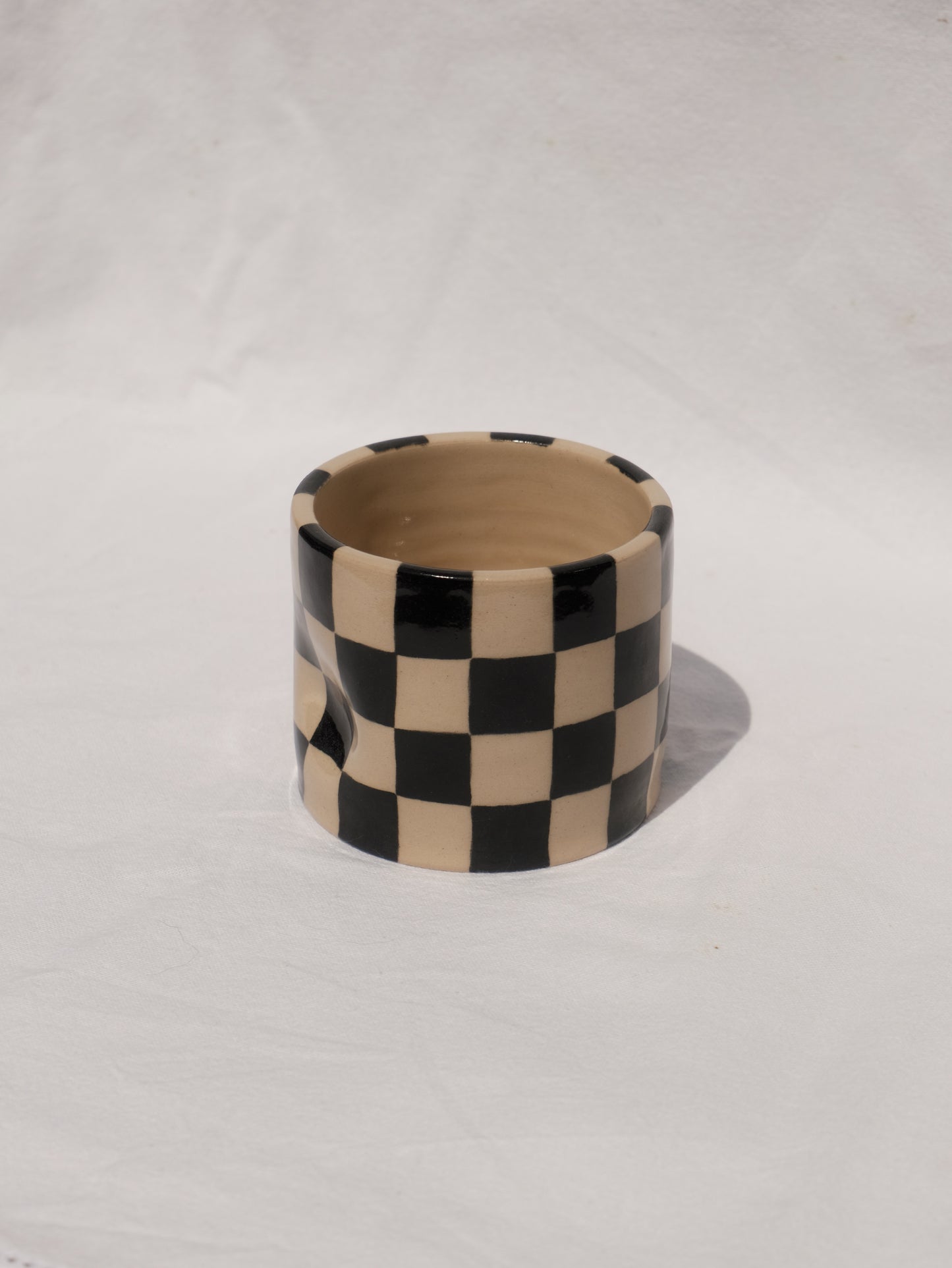 Checkered pinch cup