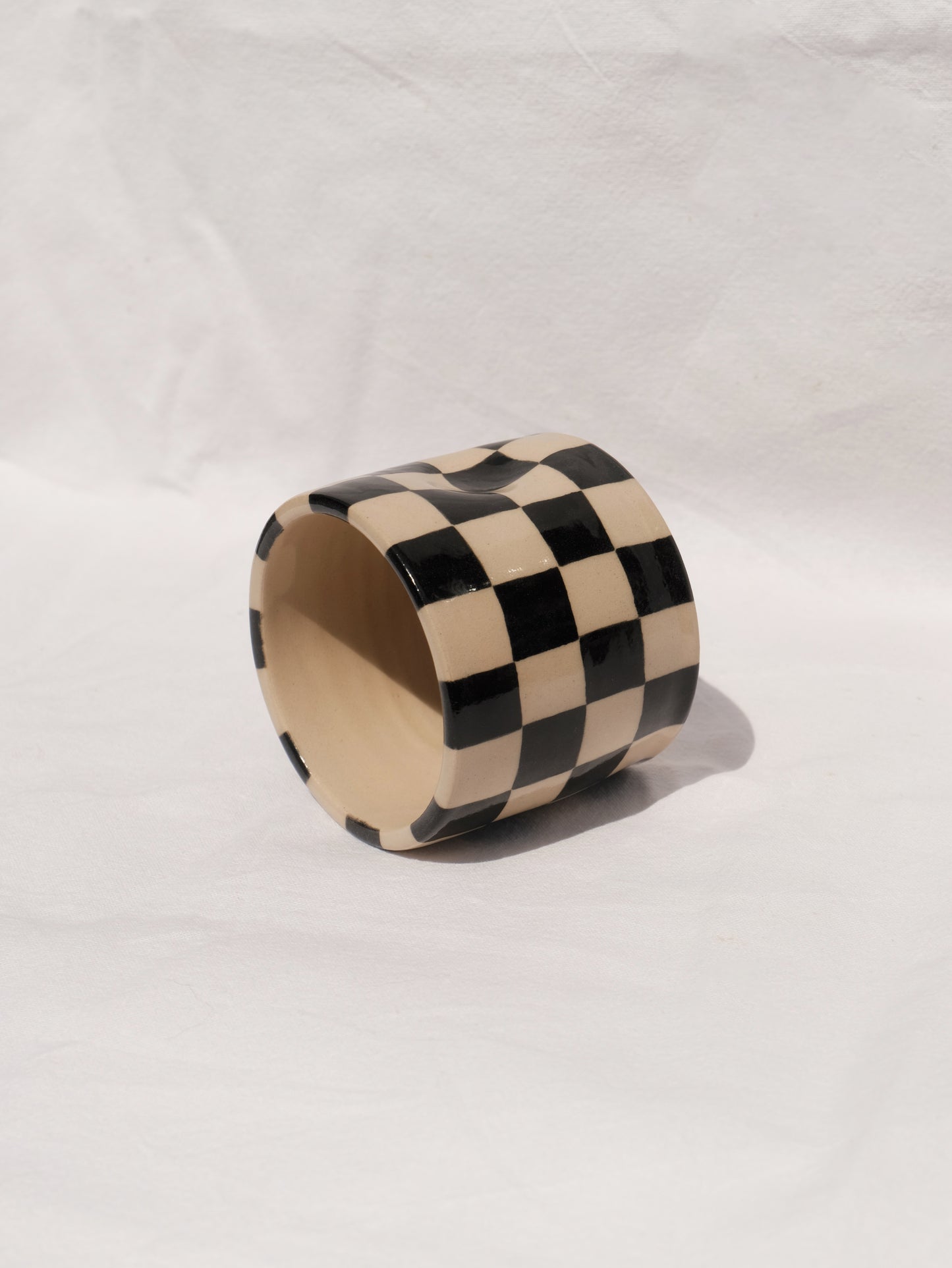 Checkered pinch cup
