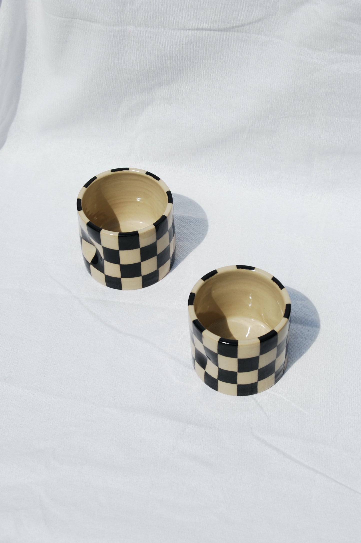 Checkered pinch cup - black