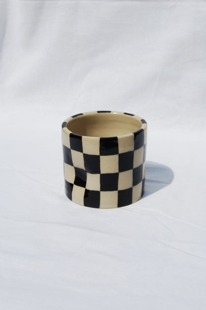 Checkered pinch cup - black