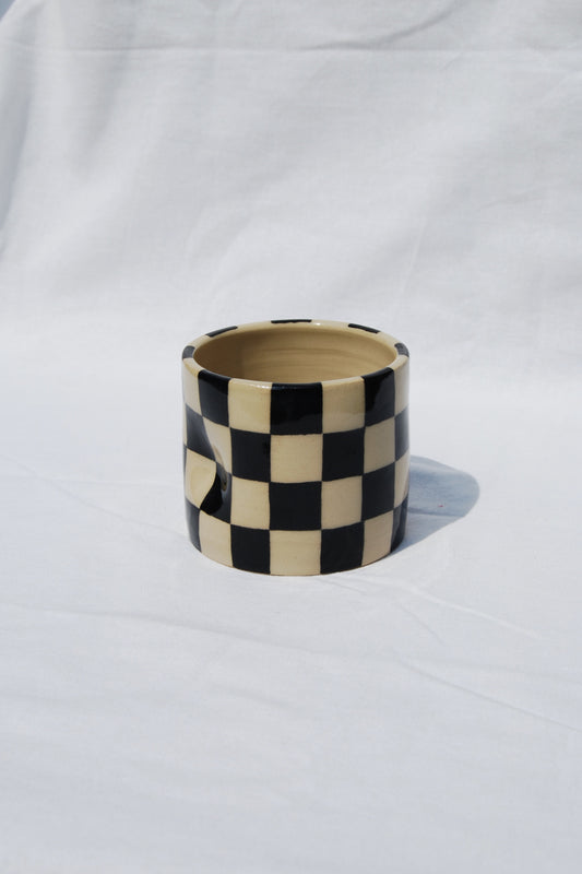 Checkered pinch cup - black