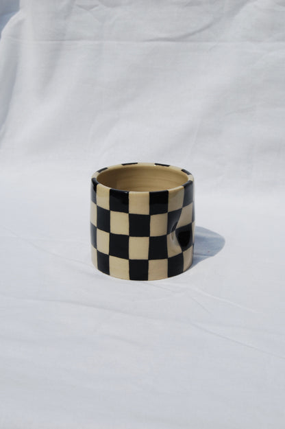 Checkered pinch cup - black